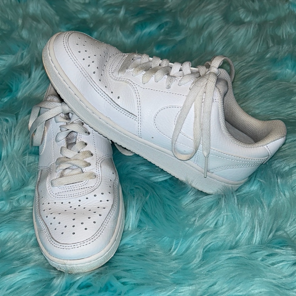 Women’s White Nike Air Force 1 sneakers, size 7